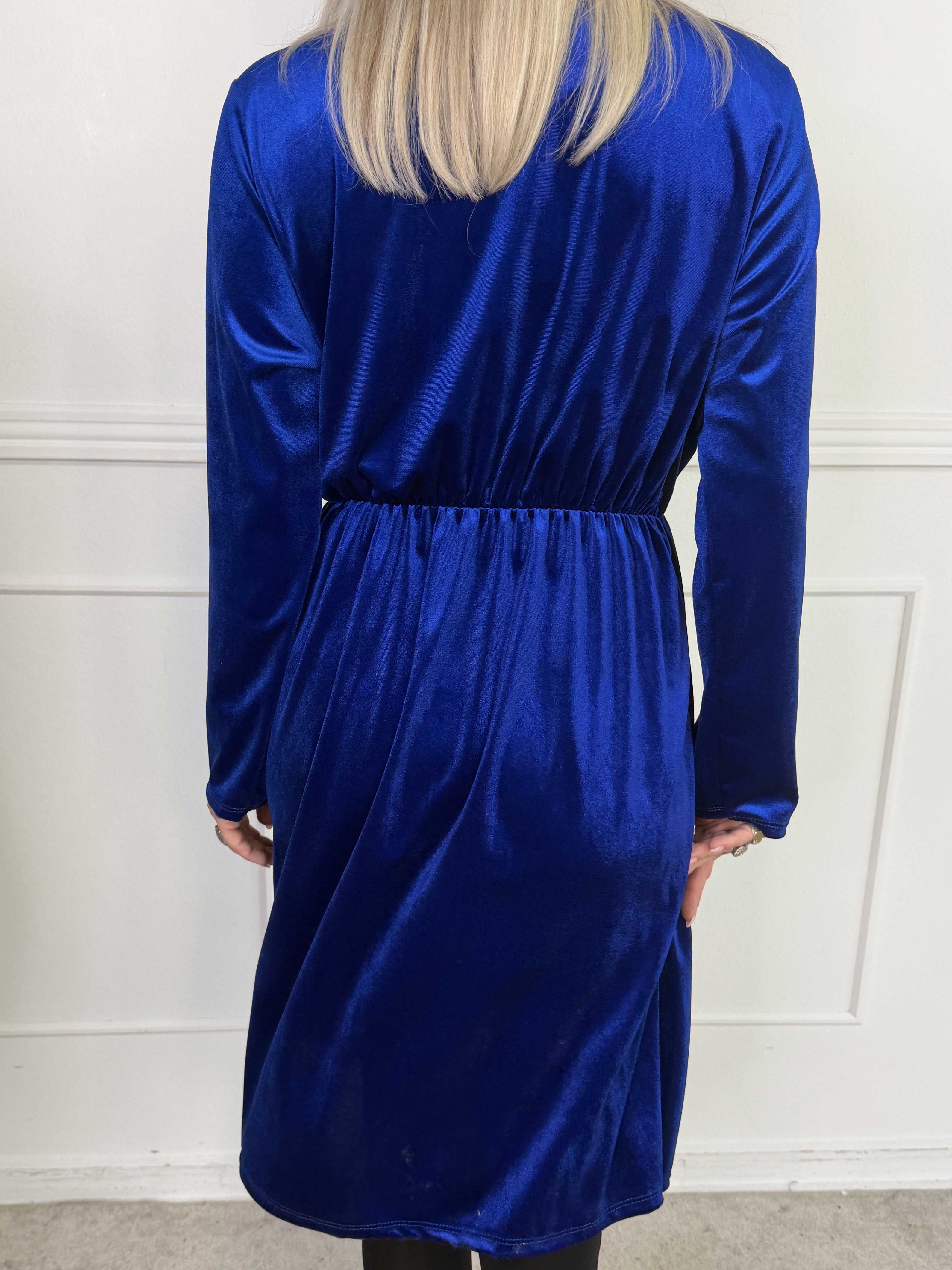 Sinda - Velourkjole med slå-om effekt og spænde